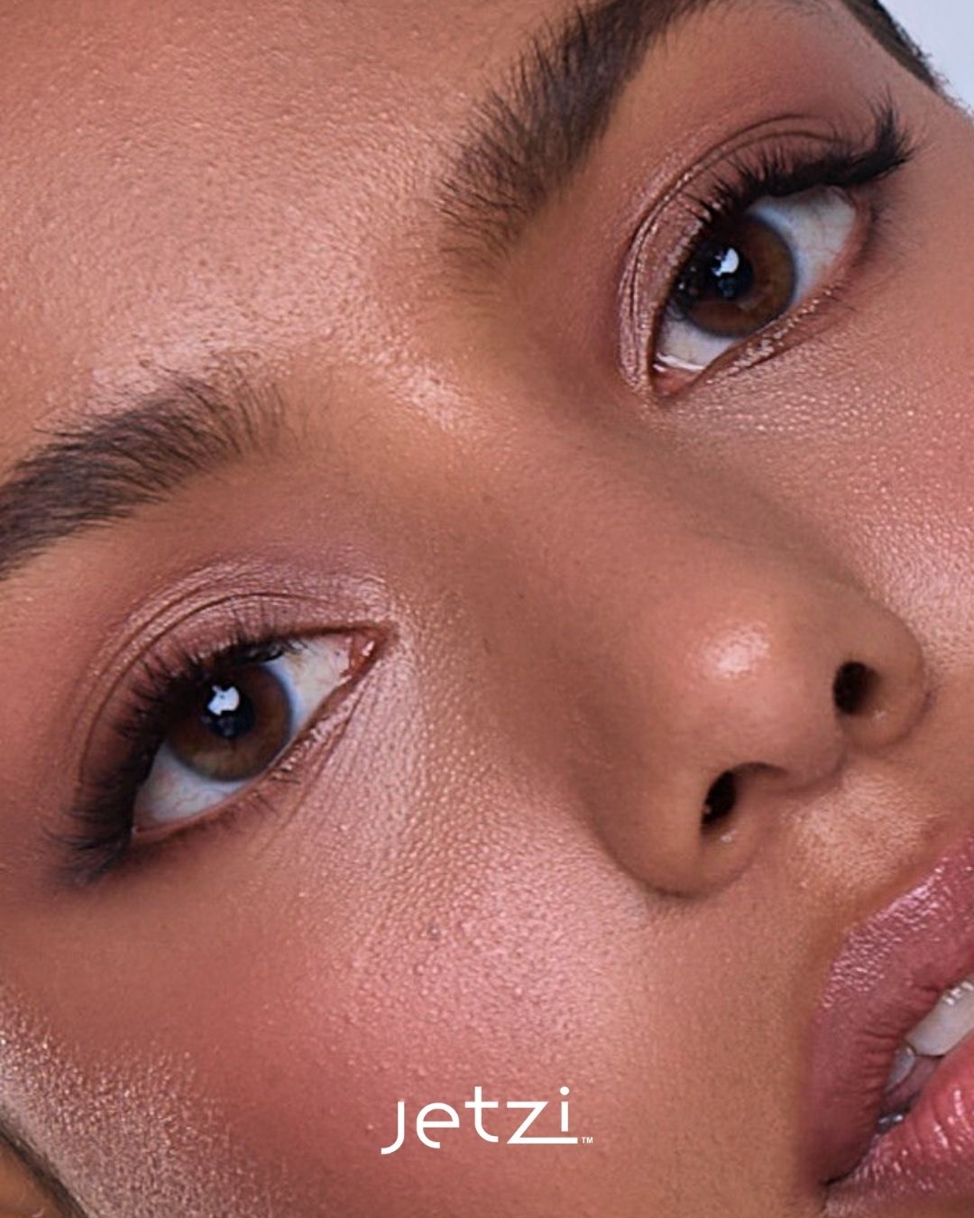 Model wearing Jetzi Major Curve D-curl lashes for a bright, open-eye look.