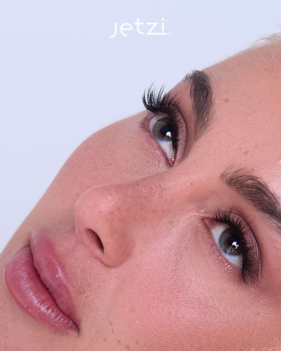 Before and after of Major Lift L-curl lashes creating a sculpted fox-eye effect.