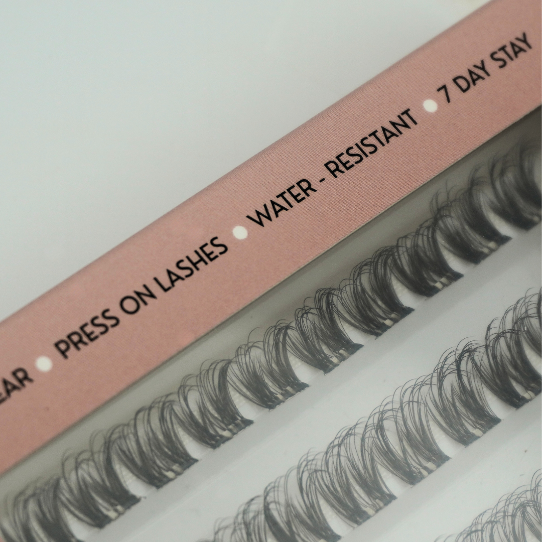 Jetzi Au Natural lash with black and brown fibers for soft natural finish