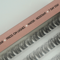 Jetzi Au Natural lash with black and brown fibers for soft natural finish