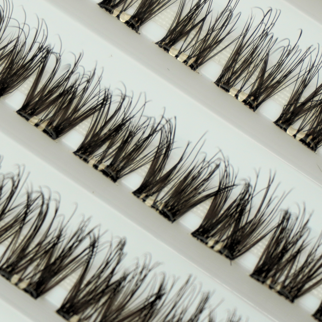 Jetzi Au Natural lash with black and brown fibers for soft natural finish